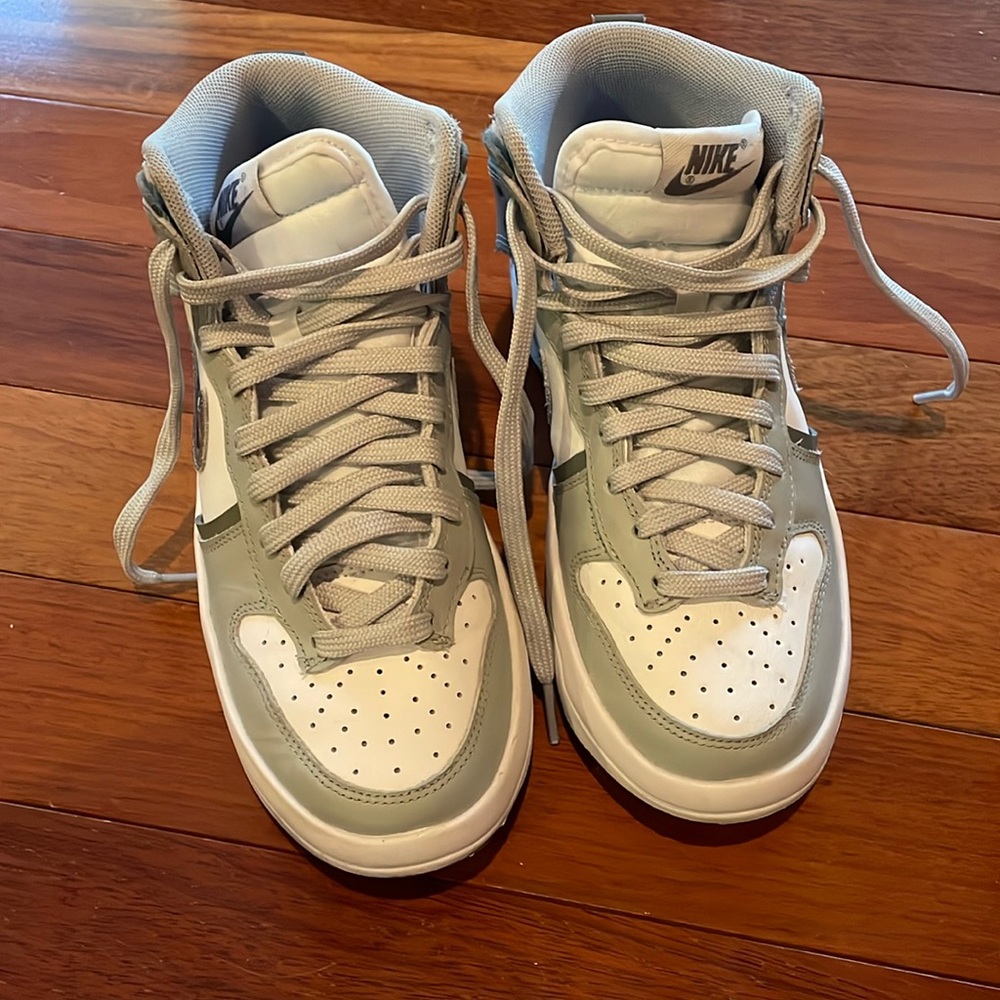 ✔️Nike dunk high.  size 5.5.  Excellent condition.